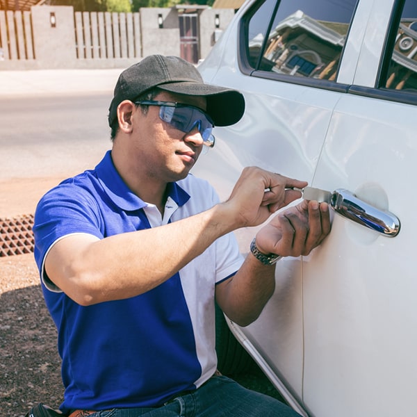 la cerrajería de autos ofrece servicios de apertura de puertas, cambio de cerraduras, duplicado de llaves, entre otros